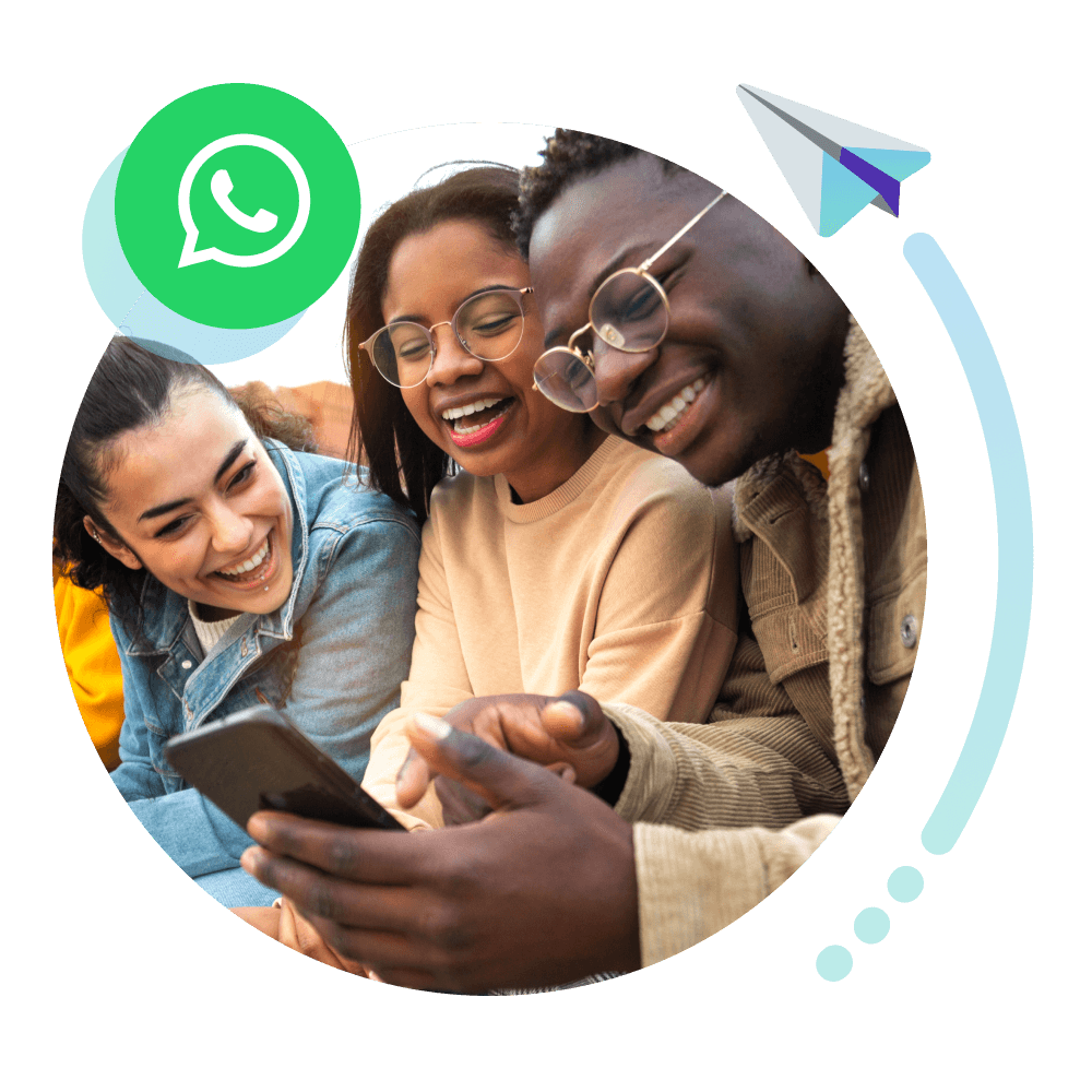 personas mirando el móvil con logo whatsapp