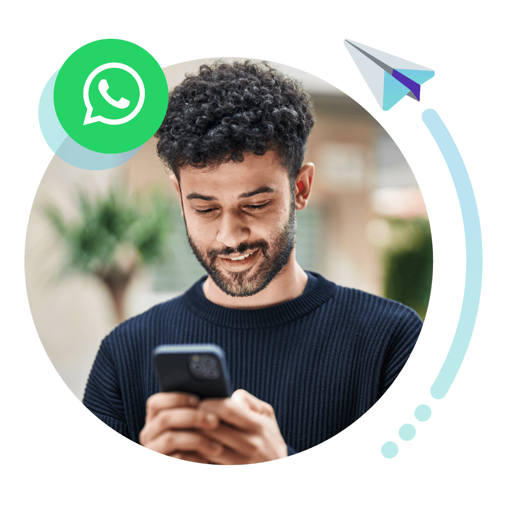 hombre mirando el móvil con logo whatsapp