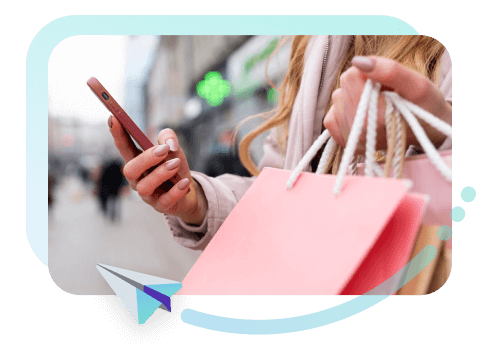 manos con bolsas de compra y móvil