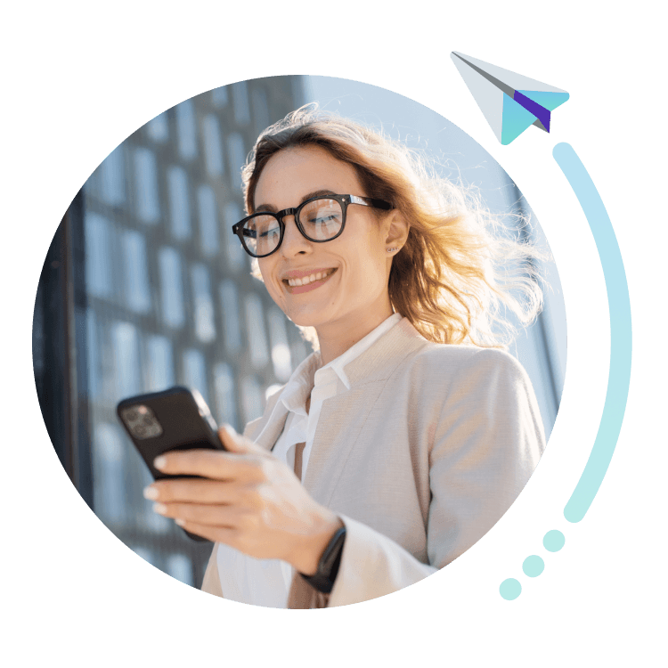 mujer sonriendo mirando su teléfono