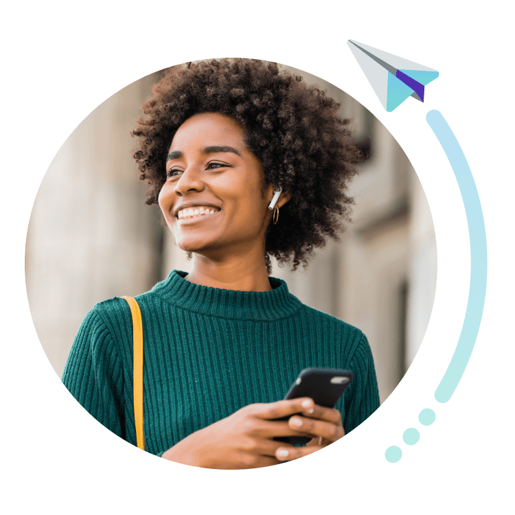 mujer sonriendo con móvil en la mano