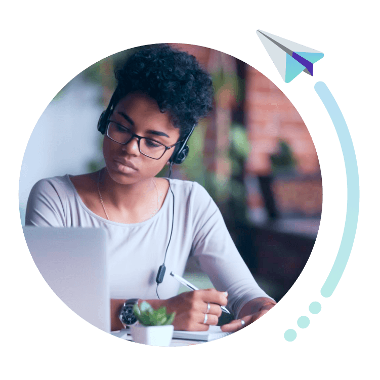 mujer trabajando delante del ordenador