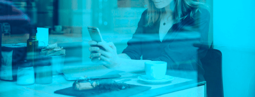 mujer mirando el móvil a través de la ventana