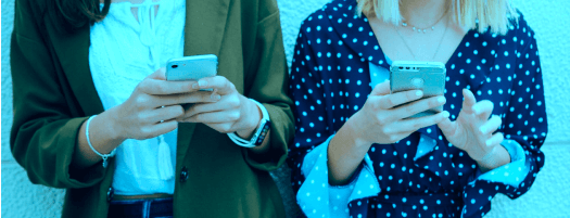 personas cortadas mirando el móvil