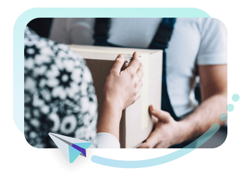 manos entregando y recibiendo paquete