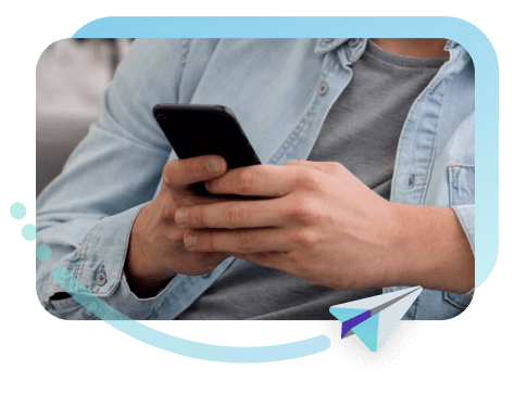 hombre recibiendo mensaje SMS