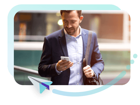 hombre con traje y chaqueta mirando el móvil