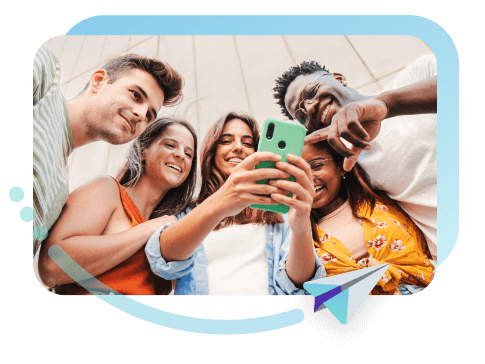 grupo de jóvenes mirando el móvil