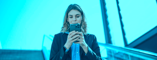 mujer ejecutiva mirando el móvil