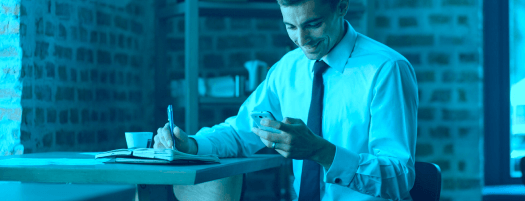 hombre mirando el móvil