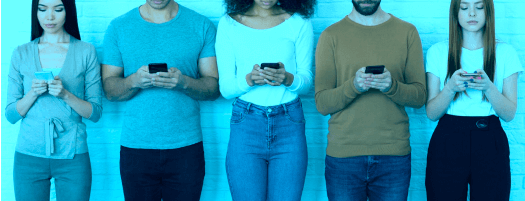 personas mirando el móvil