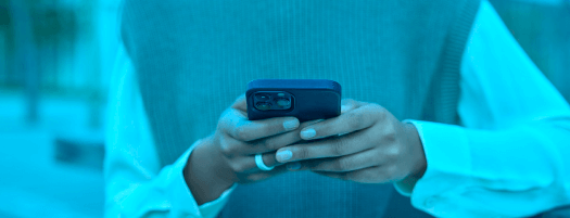 manos mujer mirando el móvil