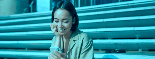 chica joven mirando el móvil