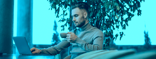 hombre tomando café mirando el móvil