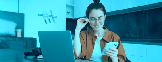 chica mirando el móvil