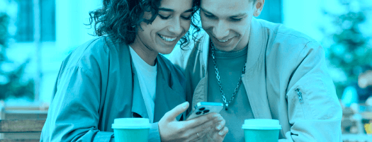 personas mirando el móvil con café delante