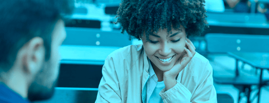 personas mirando el ordenador